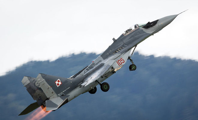 Вертикальный взлет МиГ-29 на видео: пилот пошел резко вверх сразу после разбега