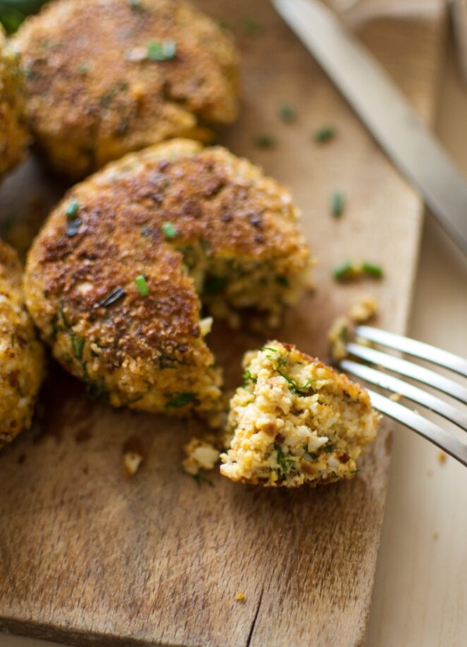 Да, всего 5 яиц и никаких хитростей: целая кастрюля больших вкусных котлет, от которых не оторваться. Пышные, сочные, ароматные - и не скажешь, что яичные.-6