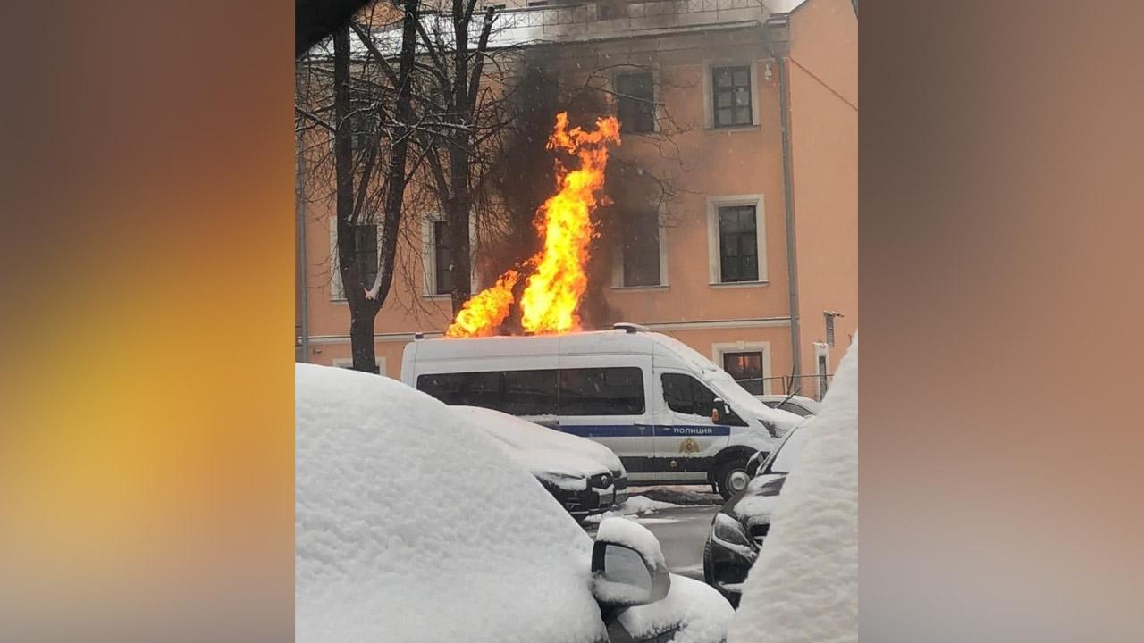 Москва с огоньком. Поджог полицейской машины. Горящая машина Росгвардии. Подожгли машину в Москве.