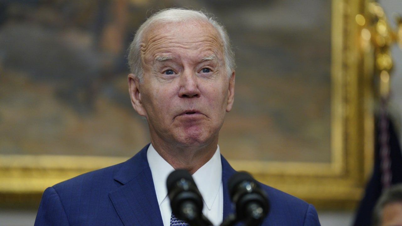 «Давай, Джо»: американский ведущий Кольбер высмеял неравную «битву» Байдена с пиджаком