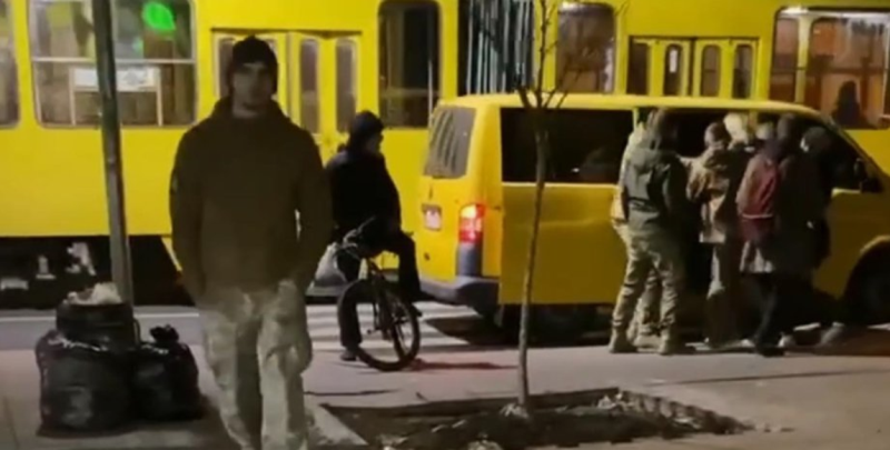 Программа по завлечению на войну молодёжи не поможет насытить ВСУ, поэтому насильственная мобилизация продолжится....