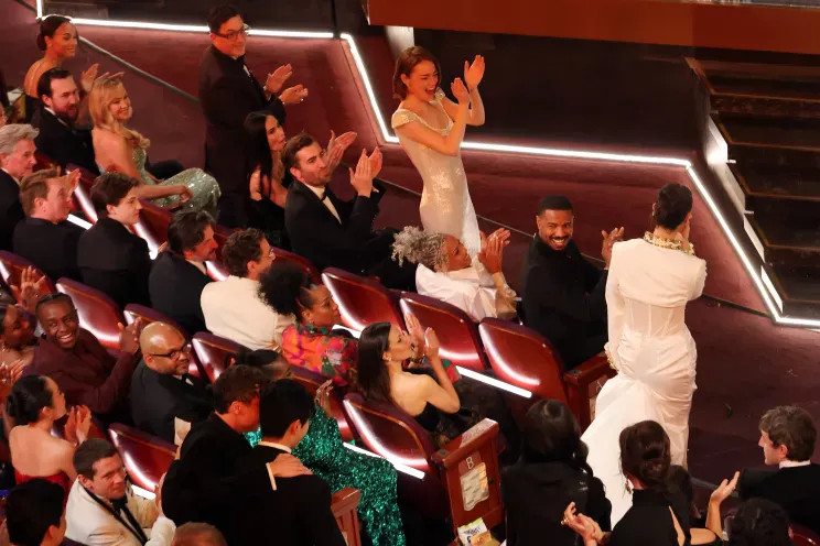 Звёздный беспорядок: Голливуд обвинили в лицемерии после фото с мусором на "Оскаре"