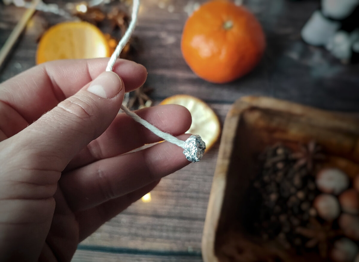 Не выкидывайте консервные баночки от икры и горошка! Вместе с мандариновыми корками они станут прекрасным материалом. Проверено! для дома и дачи,мастер-класс