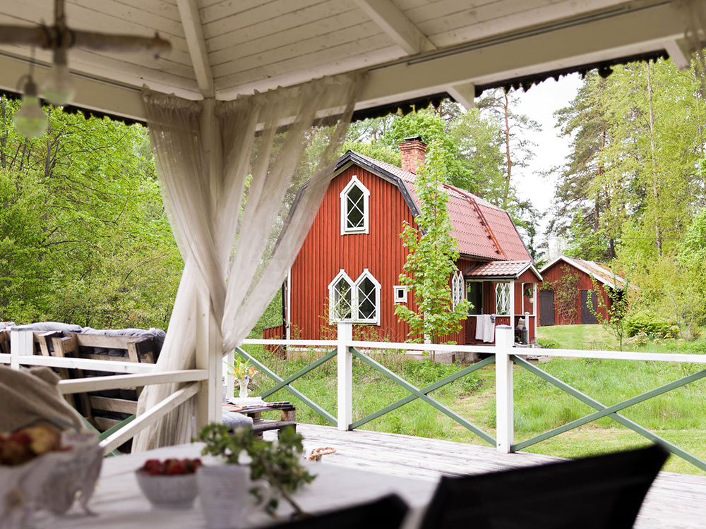 Маленький дачный домик с оригинальными окнами в Швеции дачный домик в, потёртые, царит, атмосфера, типичной, скандинавской, много, винтажа, деревянная, интерьеров, мебель, старая, милые, детали, великолепны, снаружи, внутри, касается, шведской, арочная