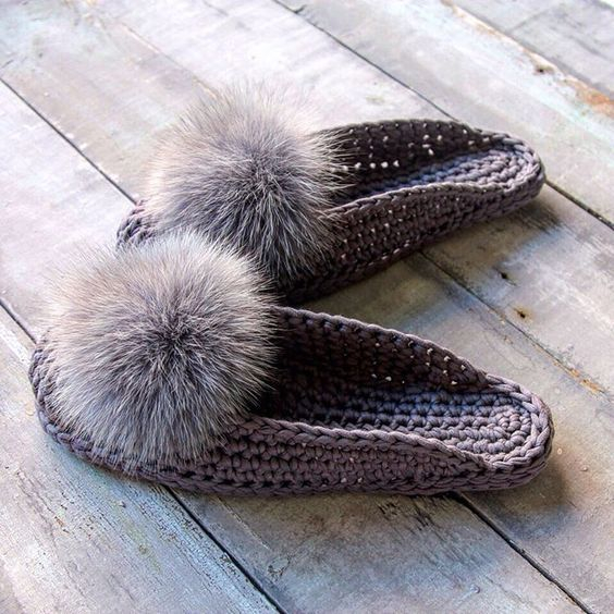 Домашние тапочки вязаные крючком