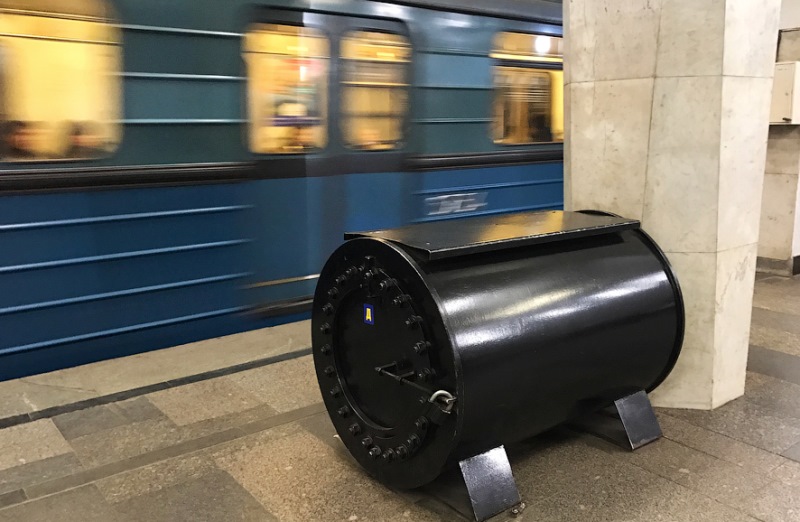 3043090