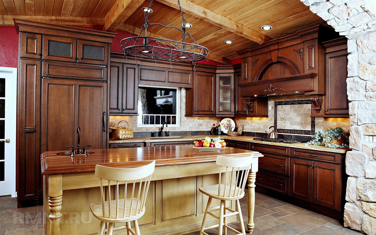 Деревянный потолок на кухне