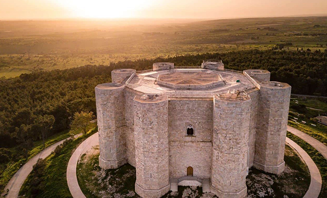 В 1240 году средневековый рыцарь построил самый странный замок мира. Он отражает устройство Вселенной Культура