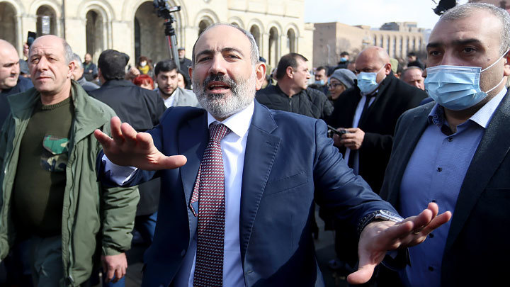 ПАШИНЯНА РАССТРЕЛЯЛИ ПОНАРОШКУ. УЛИЧНЫЙ ТЕАТР НЕРЕШИТЕЛЬНОЙ РЕВОЛЮЦИИ