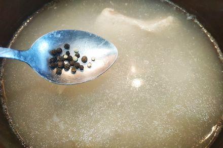 Традиционный рассольник с перловой крупой первые блюда,супы