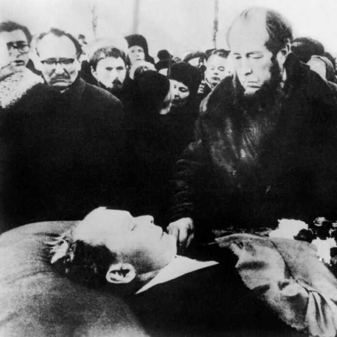 Солженицын на похоронах Твардовского