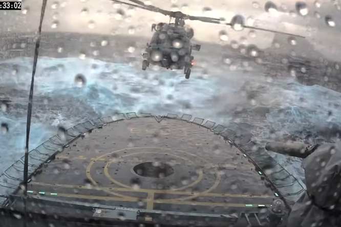 Мастерство навигации: посадка вертолета на авианосец в шторм