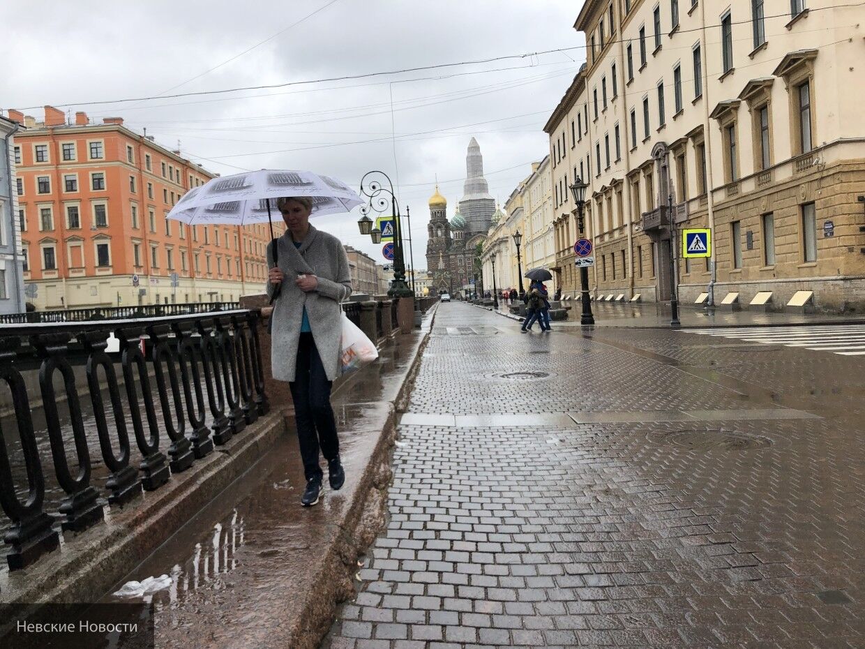 Погода в питере сейчас видео. Дождь в Петербурге. Ветер в Питере. Дождливый день в Петербурге. Дождливый день Санкт-Петербург люди.