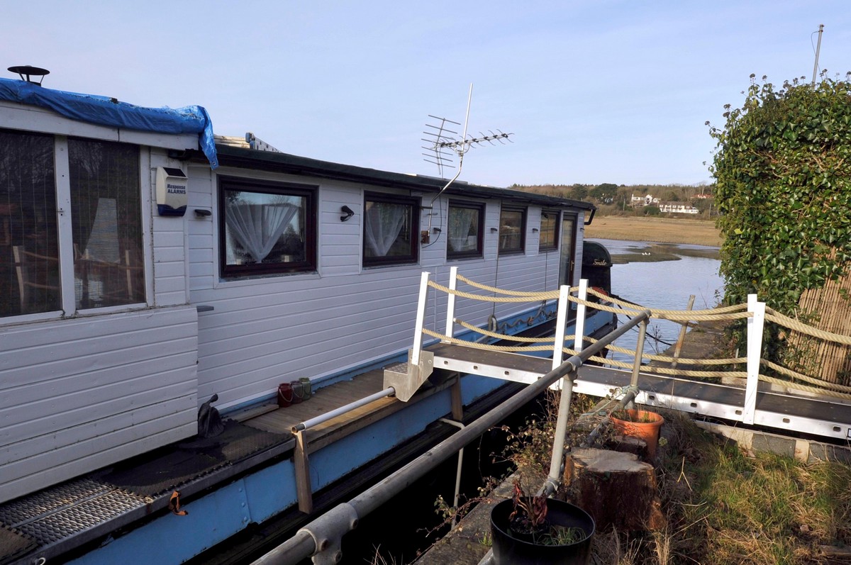 Пара превратила 100-летнюю лодку в ЭКО-дом своей мечты Пара превратила 100-летнюю лодку в ЭКО-дом своей мечты