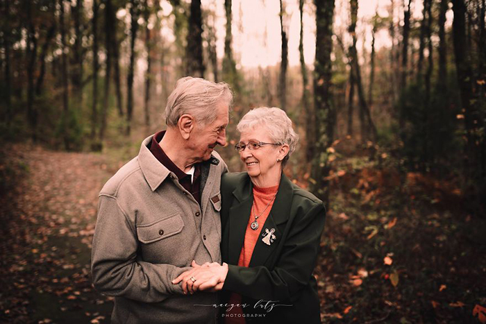 Пара, отмечающая свою 68-ю годовщину свадьбы. Фото: Maegan Lutz.