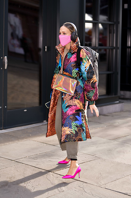 Джунгли в Нью-Йорке: Сара Джессика Паркер в ярком пальто на прогулке Джунгли в Нью-Йорке: Сара Джессика Паркер в ярком пальто на прогулке Звездный стиль