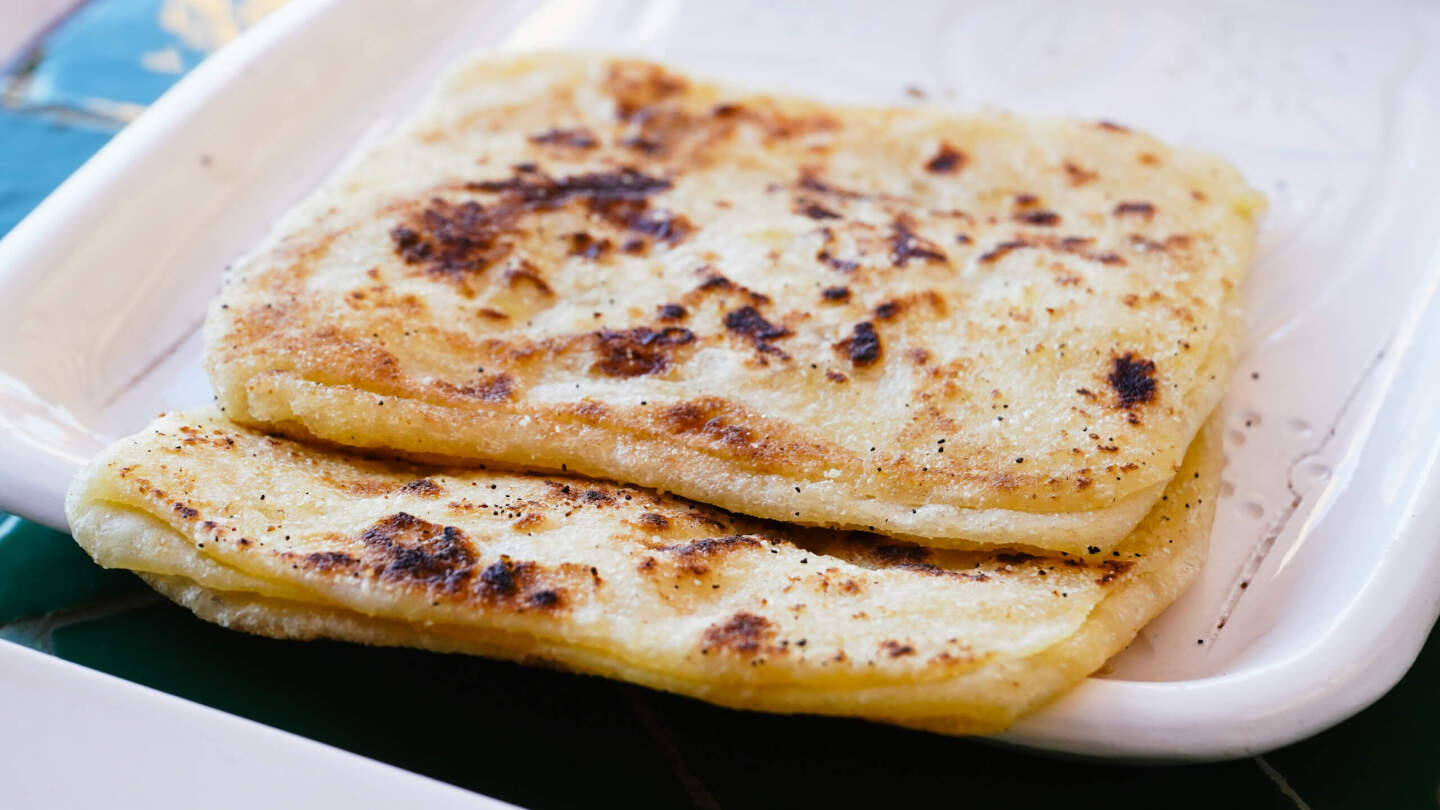 10 блинов, которые стоит испечь, пока не закончилась мука тесто, блины, сковороде, почти, раскатывают, маслом, складывают, прямо, готовят, сворачивают, молоко, остается, снова, сверху, пекут, часто, появились, Франции, гречневой, только