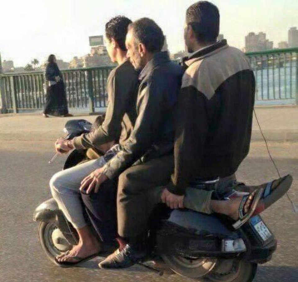 Три человека на мотоцикле