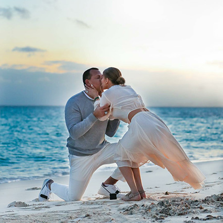 Дженнифер Лопес и Алекс Родригес показали свою помолвку на берегу океана Дженнифер Лопес и Алекс Родригес показали свою помолвку на берегу океана Звездные пары