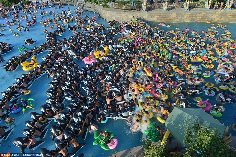 В минувшие выходные температура воздуха в Фушуне достигла 31 градуса по Цельсию аквапарк, бассейн, давка, жара, китай, люди, отдых