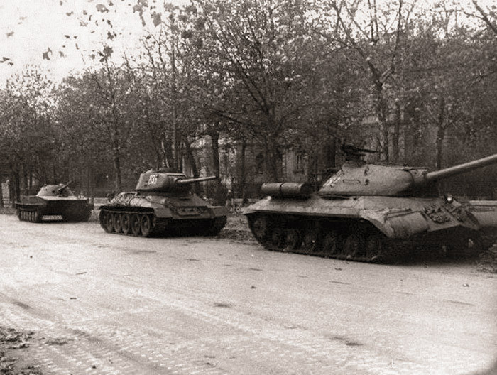 Советские танки, принимавшие участие в венгерских событиях 1956 года. Впереди ИС-3, за ним Т-34/85, и на заднем плане – плавающий танк ПТ-76 ранних выпусков СССР, война, история, факты