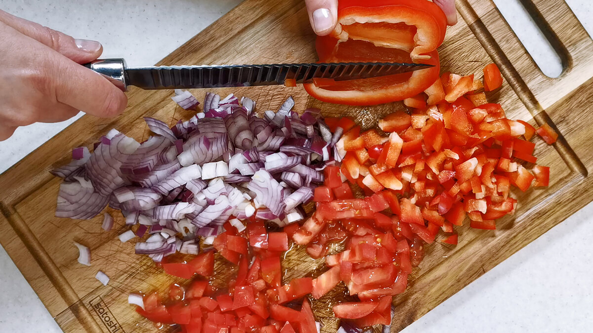 Чтобы приготовить вот такой аппетитный пирог с мясом не обязательно замешивать тесто. Вместо него можно взять обычный батон хлеба.