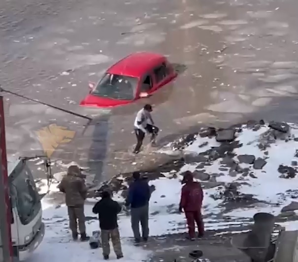 В Новосибирске сняли на видео утонувший в огромной луже автомобиль