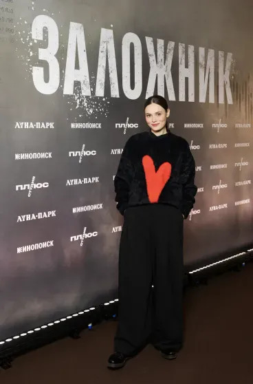 Максим Матвеев, Игорь Верник, Манижа и Светлана Кузнецова посетили премьеру международной драмы в Москве Игорь, Матвеев, Матвеева, Костолевский, гостей, приехал, коллег, языке, поблагодарил, Верник, также, Муавад, актёр, Николас, Авратинская, главные, своих, Дарья, Заложник, Максима