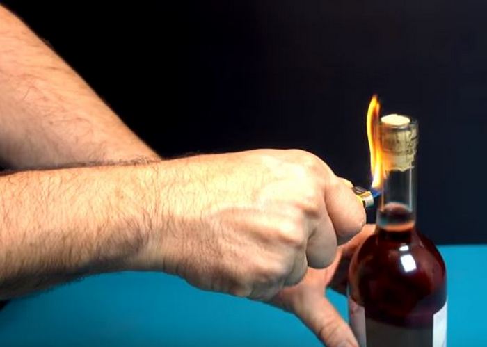 Как открыть бутылку вина при помощи зажигалки