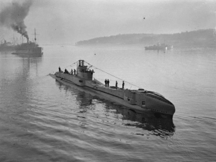 Подводная лодка HMS Thunderbolt в гавани после патрулирования. Члены экипажа стоят на палубе. Фото: thevintagenews.com. Подводная лодка HMS Thunderbolt в гавани после патрулирования. Члены экипажа стоят на палубе. Фото: thevintagenews.com.