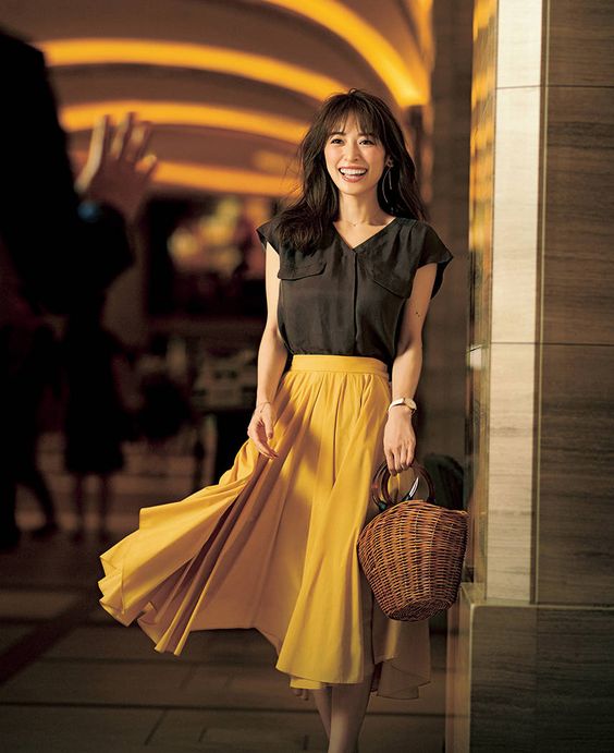 Желтая юбка: 12 модных образов с актуальной моделью на лето