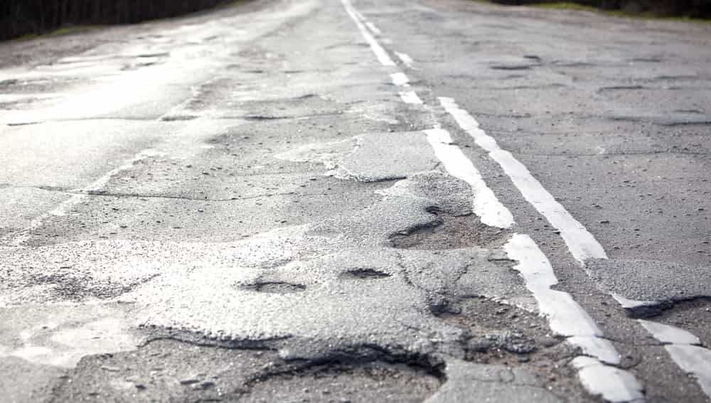 разбитая дорога. дорожные проблемы. изношенная дорога общего пользования. дороги россии. дорожные проблемы.