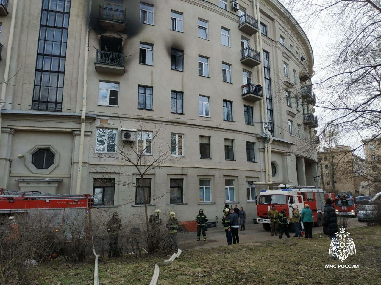 В Петербурге брат, сестра и кошка ждали помощи пожаренных на балконе
