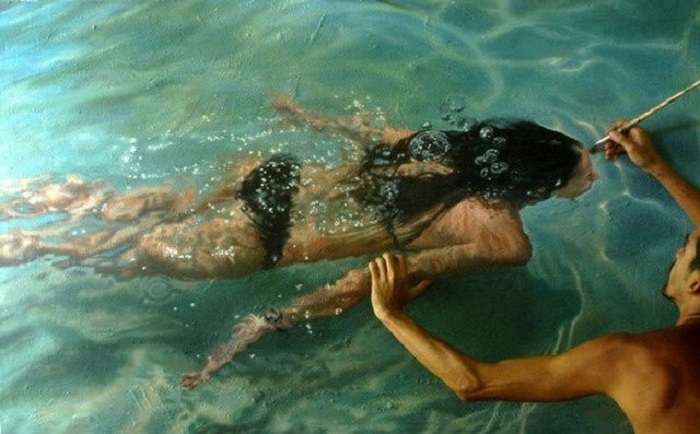 Девушка плывет под водой? Пристальный взгляд на фото развеет это впечатление живопись