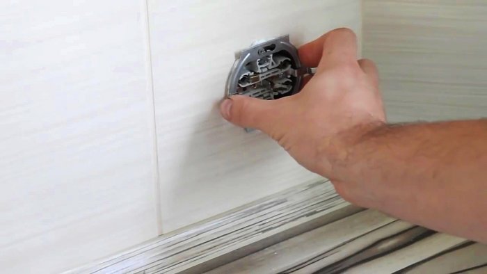 Необычный ремонт выпадающей розетки Необычный ремонт выпадающей розетки домашний очаг,мастерство,ремонт розетки,рукоделие,своими руками,умелые руки