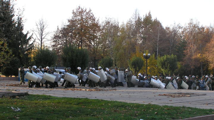 Протестующие в Бишкеке протаранили ворота грузовиком и захватили пустой парламент Протестующие в Бишкеке протаранили ворота грузовиком и захватили пустой парламент геополитика