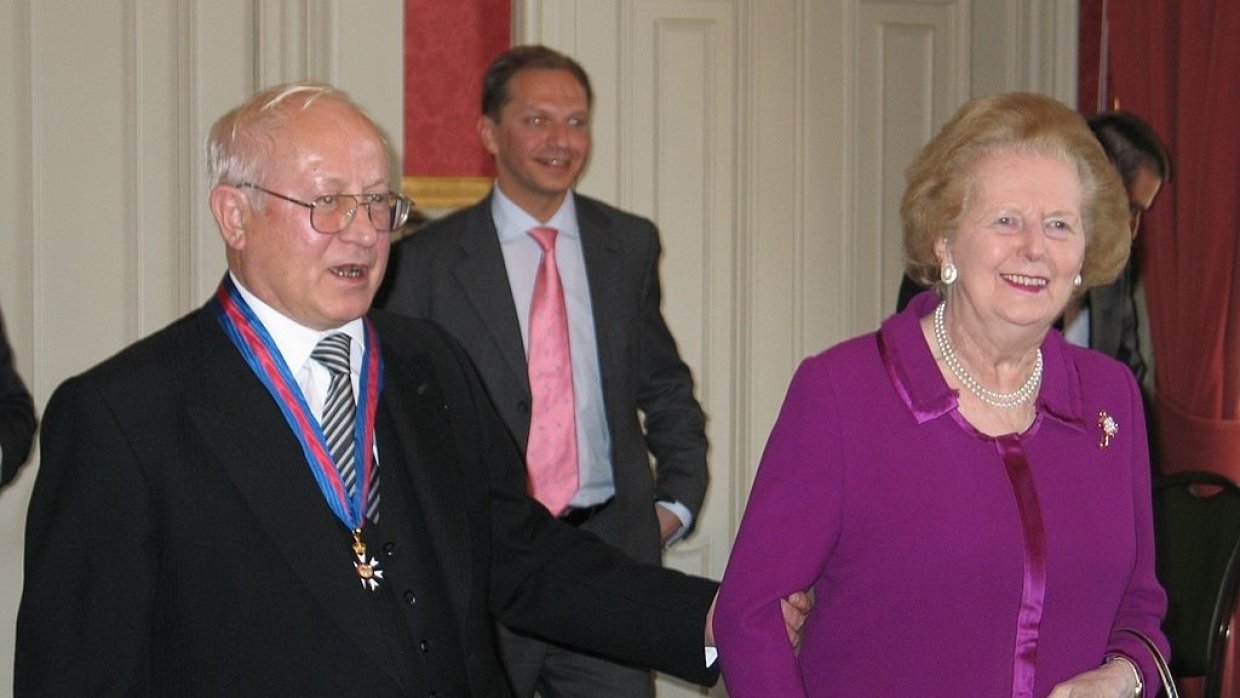 Премьер-министр Маргарет Тэтчер вручила перебежчику КГБ Олегу Гордиевскому награду за его «вклад».