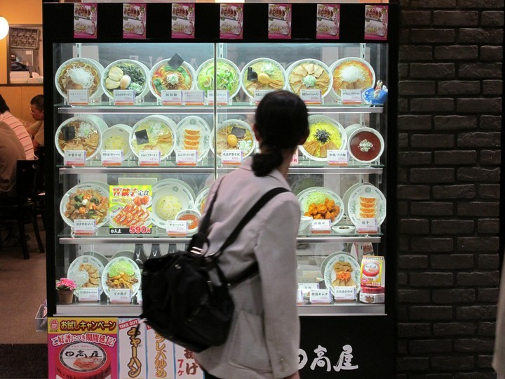 Искусственные блюда на витринах общепита в Японии
