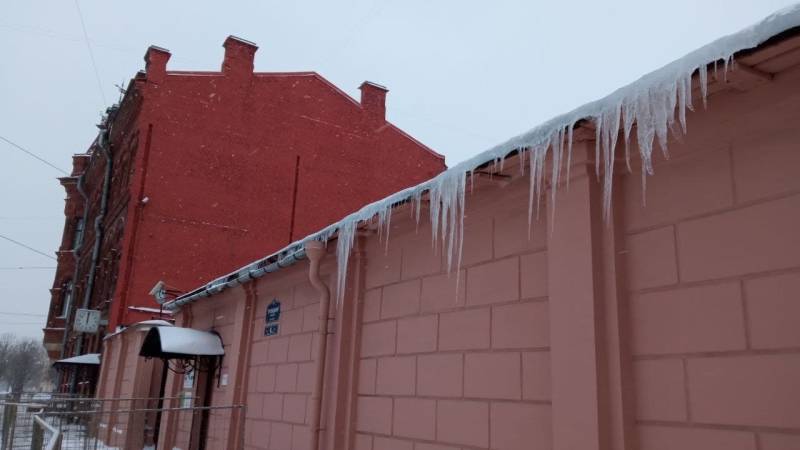 Зимняя напасть: петербуржцы массово жалуются на сосульки по всему городу