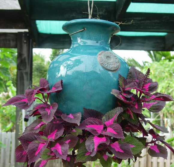 Оригинальный подвесной цветник под крышей беседки