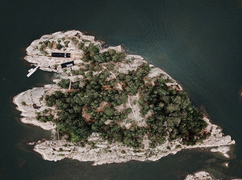 Семейная пара купила себе остров и построила там полностью автономные дома где и как,кто,ремонт и строительство