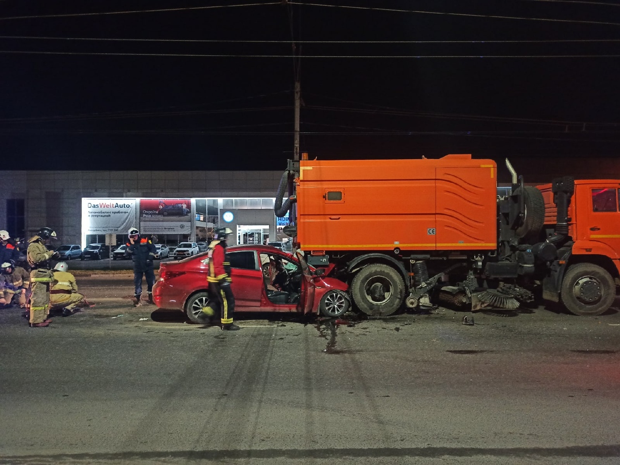 На Московском шоссе в Рязани иномарка врезалась в грузовик