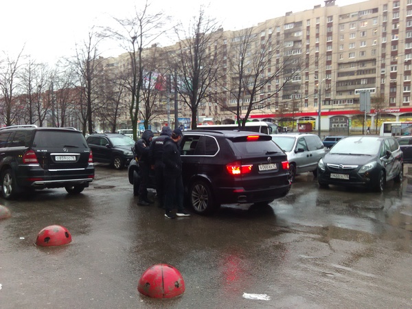 Только что задержали водителя под веществами в нашем дворе наркотики, авто, Санкт-Петербург, длиннопост