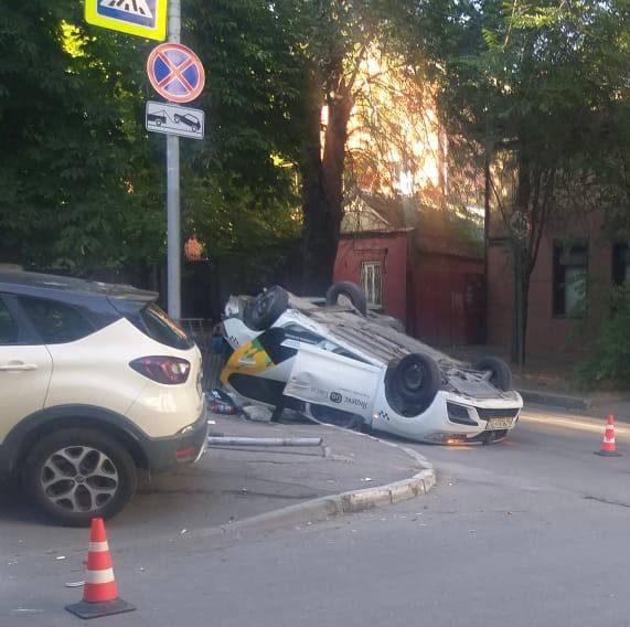 В центре Ростова перевернулся автомобиль такси