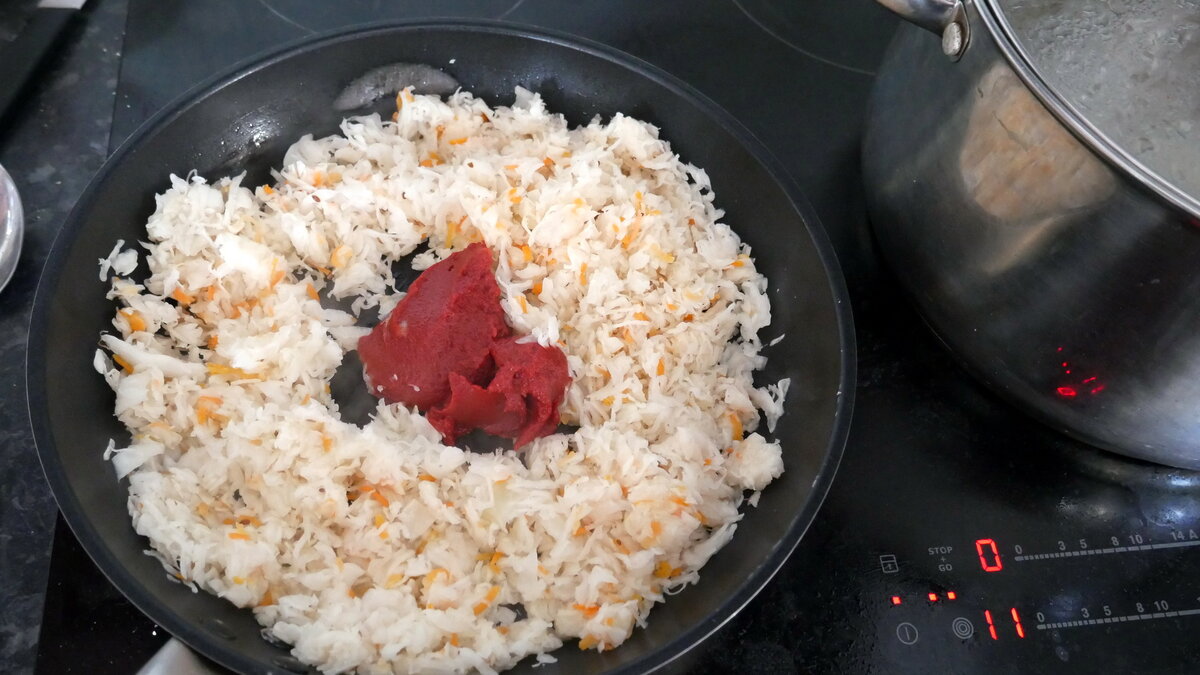 Капусту перед заливкой водой обжарить вместе с томатной пастой. 