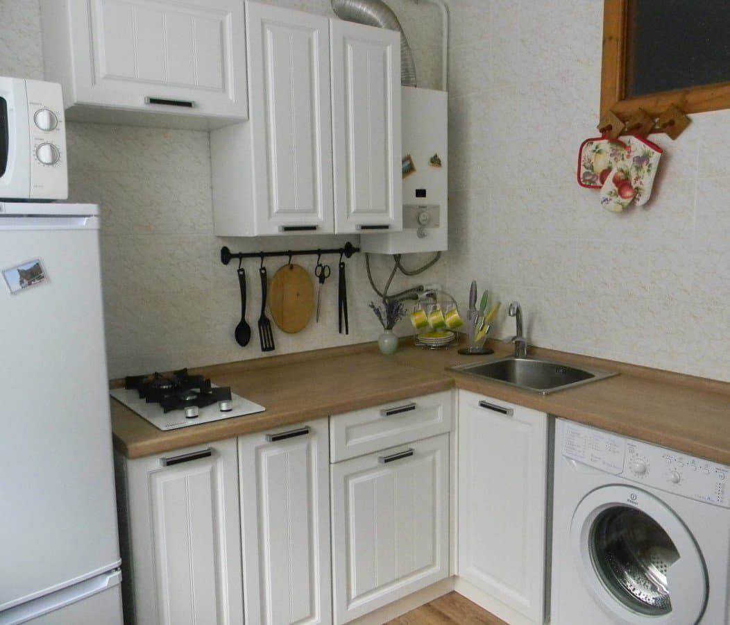 Как запихнуть в маленькую кухню стиральную машину? Миссия выполнима машинку, кухне, машинка, можно, стиральную, машинки, интерьере, случае, маленькой, одном, стиралка, будет, самое, сделать, обычную, ванную, такой, вариант, решение, более