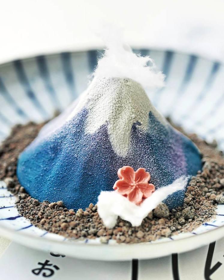 Десерт в виде горы Фудзи с облаком сладкой ваты и шоколадной сакурой