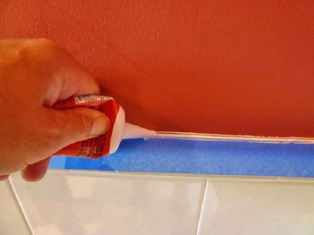 Как я заделал щель между стеной и ванной!