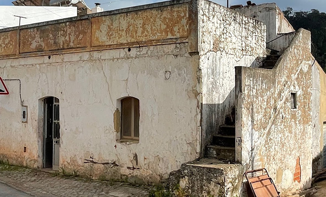 Пара купила заброшенный дом на окраине деревни, а через полтора года показала, как он изменился. Видео