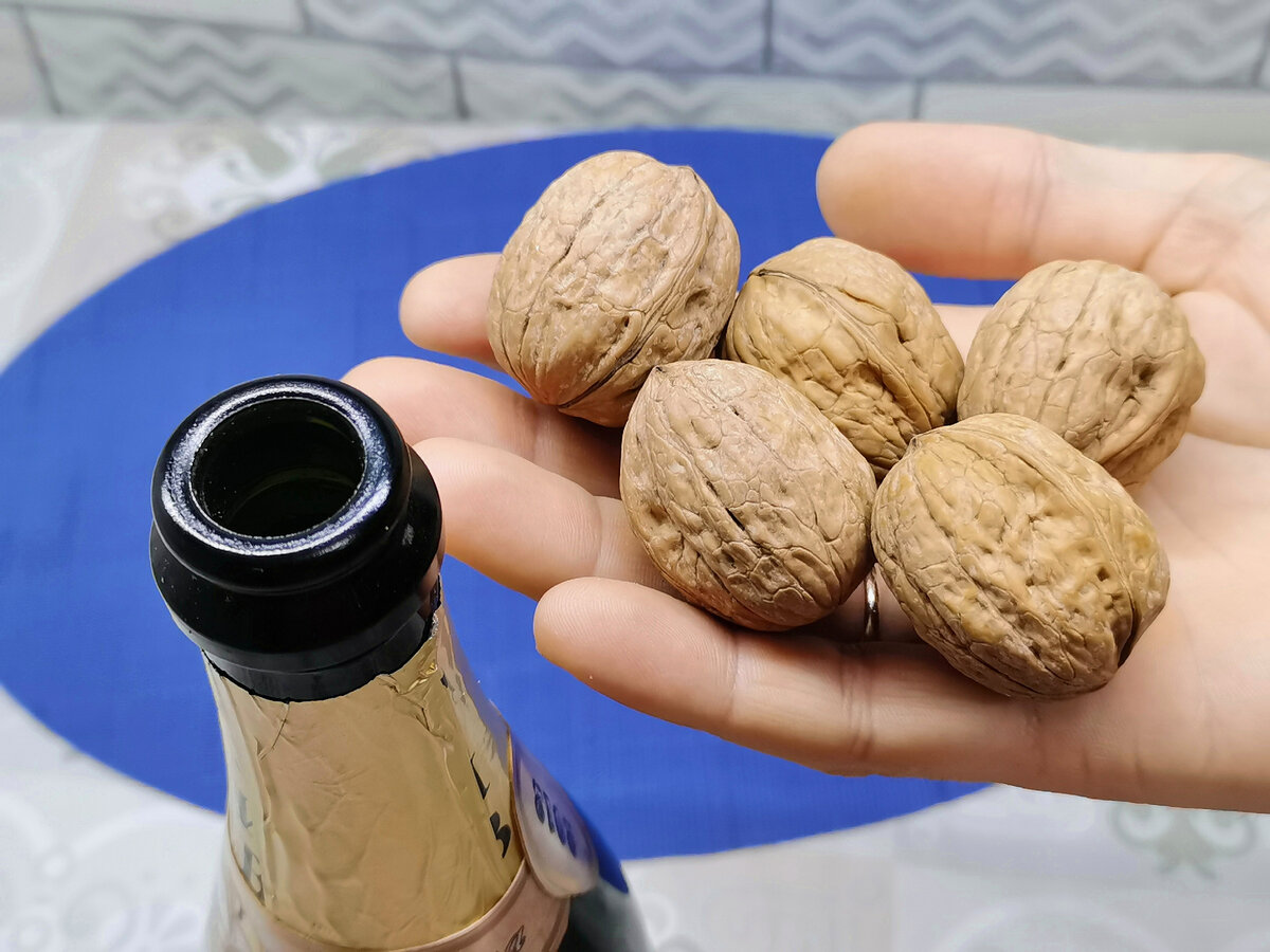 Чищу грецкие орехи при помощи бутылки от шампанского . Ядро остаётся целым
